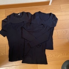 ユニクロ　黒Tシャツ　長袖x3 半袖x1 