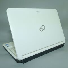 中古良品 白色 ノートパソコン 15.6型 富士通 AH53/C Core i3 4GB