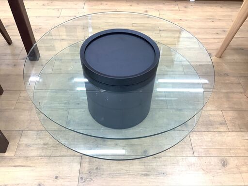 ガラスでスタイリッシュなデザインのコーヒーテーブルです！