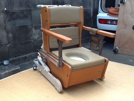【1台入荷 希少?】電動昇降家具調ポータブルトイレ タスカルHLチルト ウチエ  8180