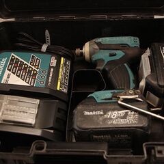 マキタ 充電式インパクトドライバ 18V 青 バッテリー2個付き TD147DRFX (D4276snxY)
