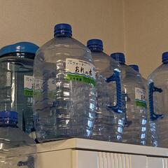【ネット決済】水の容器たくさんあります。