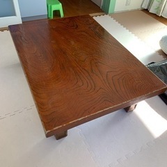 木製テーブル　落ち着きのあるテーブルです