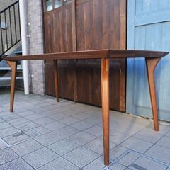 FUJI FURNITURE(冨士ファニチア)のウォールナット材Koti(コティ)ダイニングテーブルです。シンプルでモダンなデザインが特徴的で北欧スタイルにもおすすめの木製の食卓♪BK452