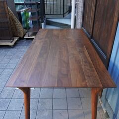 FUJI FURNITURE(冨士ファニチア)のウォールナット材Koti(コティ)ダイニングテーブルです。シンプルでモダンなデザインが特徴的で北欧スタイルにもおすすめの木製の食卓♪BK452