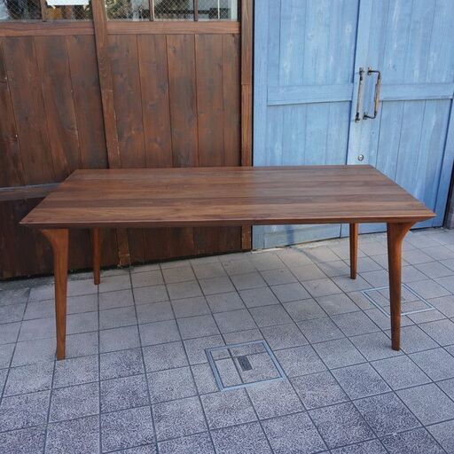 FUJI FURNITURE(冨士ファニチア)のウォールナット材Koti(コティ)ダイニングテーブルです。シンプルでモダンなデザインが特徴的で北欧スタイルにもおすすめの木製の食卓♪BK452