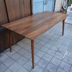 FUJI FURNITURE(冨士ファニチア)のウォールナット材Koti(コティ)ダイニングテーブルです。シンプルでモダンなデザインが特徴的で北欧スタイルにもおすすめの木製の食卓♪BK452