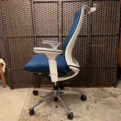 コクヨ　KOKUYO ベゼル　Bezel チェア　可動肘　アルミポリッシュ　ハンガー　付き　ネイビー　ファンクショナル　オフィスチェア　エクストラバック 検 ランバーサポート　スタンダード　タイプ　KOKUYO Chair コクヨ　イング　スチールケース　steelcase　デスクチェア　OAチェア　事務椅子　メッシュ　ポリッシュ　OKAMURA オカムラ コンテッサ Contessa ハーマンミラー hermanmiller アーロンチェア 　Ergohuman Basic　エルゴヒューマン 　ベーシッ