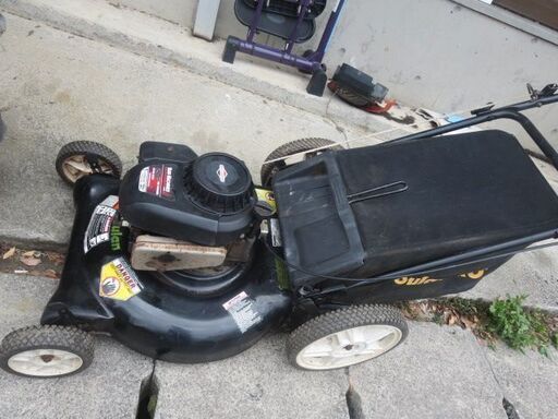 芝刈り機バケット付きヤードマシーン