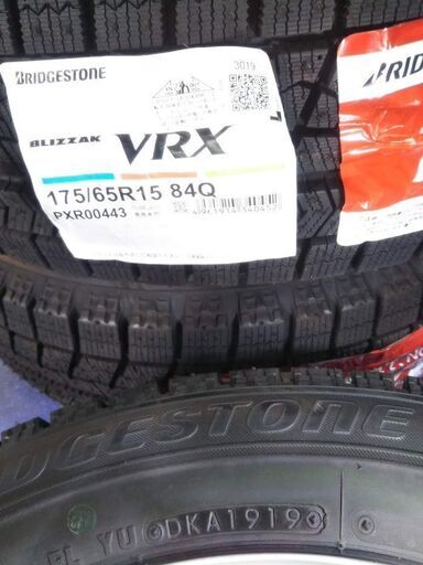冬☆新品☆４本 15インチ【未使用】ブリヂストン ブリザック VRX 175/65R15 アクア ヴィッツ フィット キューブ【富山 手渡しもOK】中古JECTホール付き 冬☆新品☆4本 15インチ【未使用】ブリヂストン ブリザック VRX 175