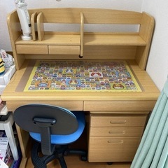ほぼ未使用　学習机　椅子　ライト　　サイド引き出し付き