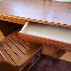 木製の勉強机と椅子