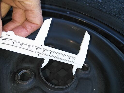 スタッドレスタイヤ、175/65R15、山あり。4穴、PCD100、トヨタ系ハブ径54ミリ鉄ホイール付。 スタッドレスタイヤ、175/65R15、山あり。4穴、PCD100、トヨタ系ハブ径