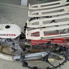 みのる２条歩行田植え機一式すべてです。手動種まき機、専用枠、その他一式