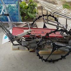 みのる２条歩行田植え機一式すべてです。手動種まき機、専用枠、その他一式