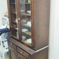 古い木製食器棚
