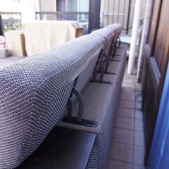 karimoku(カリモク家具)のUU5548カウチソファーです。アーバンブラックの木部とグレーの張地がリビングを洗練された印象に。包み込まれるような座り心地がお部屋を快適な空間にしてくれます。BL113