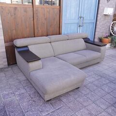 karimoku(カリモク家具)のUU5548カウチソファーです。アーバンブラックの木部とグレーの張地がリビングを洗練された印象に。包み込まれるような座り心地がお部屋を快適な空間にしてくれます。BL113