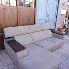 karimoku(カリモク家具)のUU5548カウチソファーです。アーバンブラックの木部とグレーの張地がリビングを洗練された印象に。包み込まれるような座り心地がお部屋を快適な空間にしてくれます。BL113