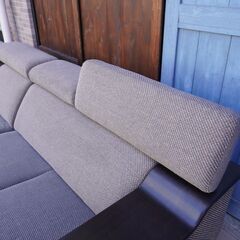 karimoku(カリモク家具)のUU5548カウチソファーです。アーバンブラックの木部とグレーの張地がリビングを洗練された印象に。包み込まれるような座り心地がお部屋を快適な空間にしてくれます。BL113