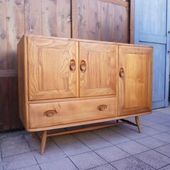 イギリスercol(アーコール)社のエルム無垢材を使用したサイドボードです！丸みを帯びた可愛らしいフォルムのリビングボード。お部屋を優しい雰囲気にしてくれる英国アンティーク家具です♪BL114