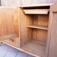 イギリスercol(アーコール)社のエルム無垢材を使用したサイドボードです！丸みを帯びた可愛らしいフォルムのリビングボード。お部屋を優しい雰囲気にしてくれる英国アンティーク家具です♪BL114