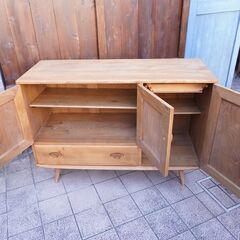 イギリスercol(アーコール)社のエルム無垢材を使用したサイドボードです！丸みを帯びた可愛らしいフォルムのリビングボード。お部屋を優しい雰囲気にしてくれる英国アンティーク家具です♪BL114