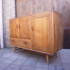 イギリスercol(アーコール)社のエルム無垢材を使用したサイドボードです！丸みを帯びた可愛らしいフォルムのリビングボード。お部屋を優しい雰囲気にしてくれる英国アンティーク家具です♪BL114