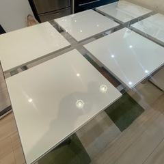 ガラス製　ダイニングテーブル