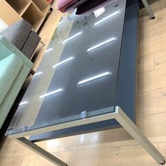 ニトリのオシャレなガラス天板のローテーブルです！