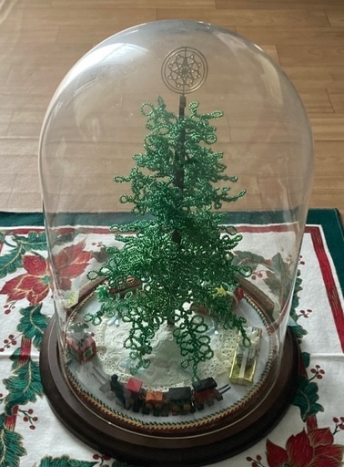 ビーズのクリスマスツリー　オーナメント、ガラスドーム付き