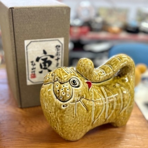 お酒などが入れられる 寅の置物