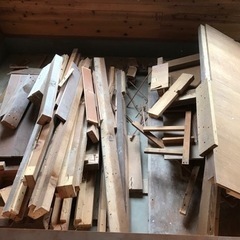木材たくさん　薪　キャンプなどに