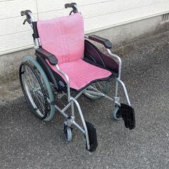 ピンクの車椅子