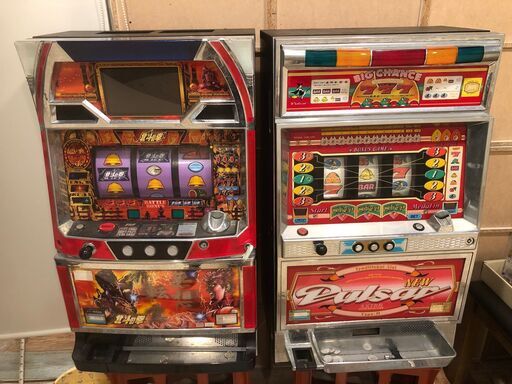 ジャンク品。初代北斗の拳＆ニューパルサー実機２台まとめて。変圧器とメダル付き。