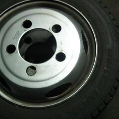 2tonトラック用タイヤとホイールセット