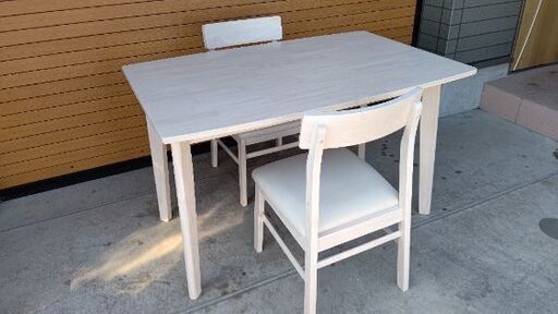ニトリのダイニングテーブルと椅子２脚セットの画像