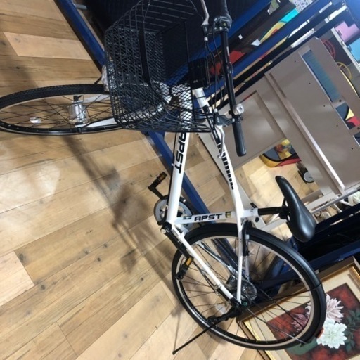 美品‼︎   27インチ　クロスバイク　APST   ギア付　カギ付　ホワイト　お買得‼︎   人気商品 美品‼︎ 27インチ クロスバイク APST ギア付 カギ付 ホワイト お買得