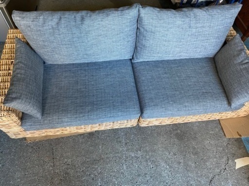 美品　2〜2,5掛けくらいのソファー