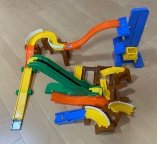 大幅お値下げ 知育玩具 トミカシステム 電動スロープ 手動エレベーター付き Ss 宜野湾のおもちゃの中古あげます 譲ります ジモティーで不用品の処分