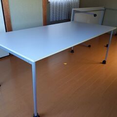 事務所で使用していた、白色のテーブルです。180.5×90×69...