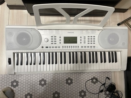 電子ピアノ　61鍵盤　キーボード　ホワイト