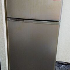中古冷蔵庫汚れてますがまだまだ使えます。
