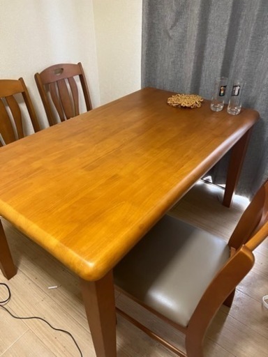 テーブルと椅子4個セット