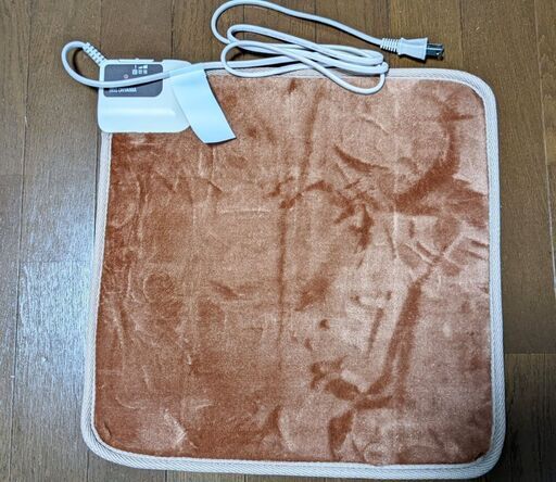 【足暖房】アイリスオーヤマ・足用ホットマット 40×40cm 椅子に座りながら足を温め