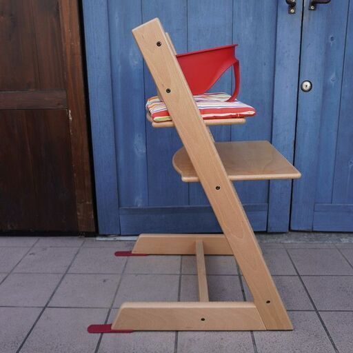 STOKKE(ストッケ)のキッズチェアーTRIPP TRAPP(トリップトラップ)ナチュラルです。明るい色合いが愛らしいベビーチェアは幼児期から大人まで末永くお使い頂けます！ガードとクッション付き♪BL202