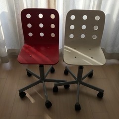 差し上げます！　0円　IKEA 学習椅子　赤・白　2脚