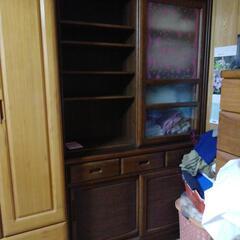 食器棚は5年前に購入。今はタオルおきにしてました。状態はきれいです。 食器棚は5年前に購入。今はタオルおきにしてました。