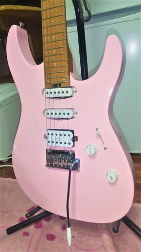 かわいいピンクのエレキギター（美品）