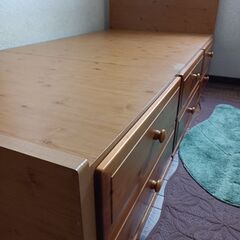 オシャレできれいな　純木製シングルベッド